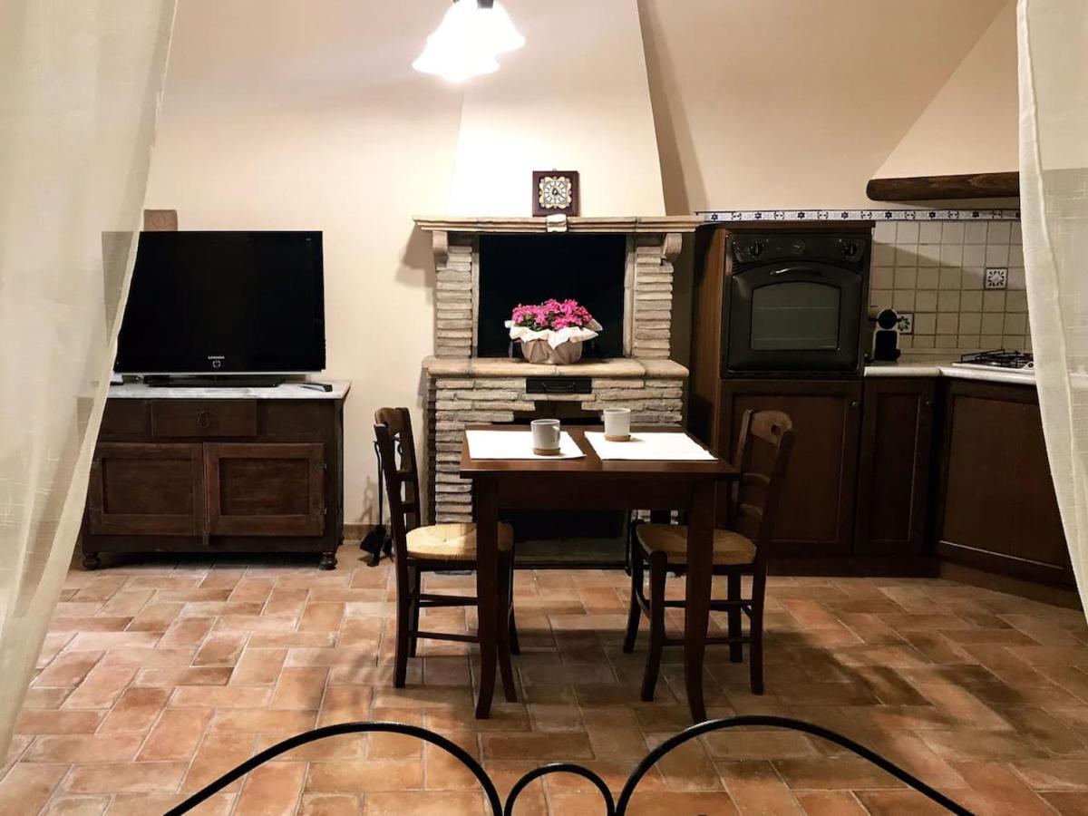 Casa Vacanze La Piazzetta Del Castello Montecalvello Exteriör bild